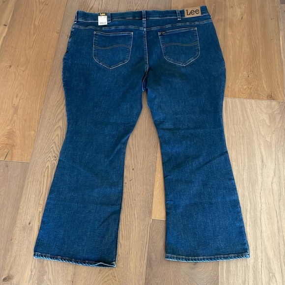 Lee Women's Plus Size Legendary Mid Rise Bootcut Jean NWT Size 26W Medium - Picture 13 of 16